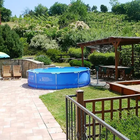 Nyugalom Szigete Vendeghaz Pensjonat *