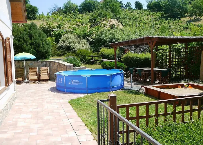 Nyugalom Szigete Vendeghaz Pensjonat *